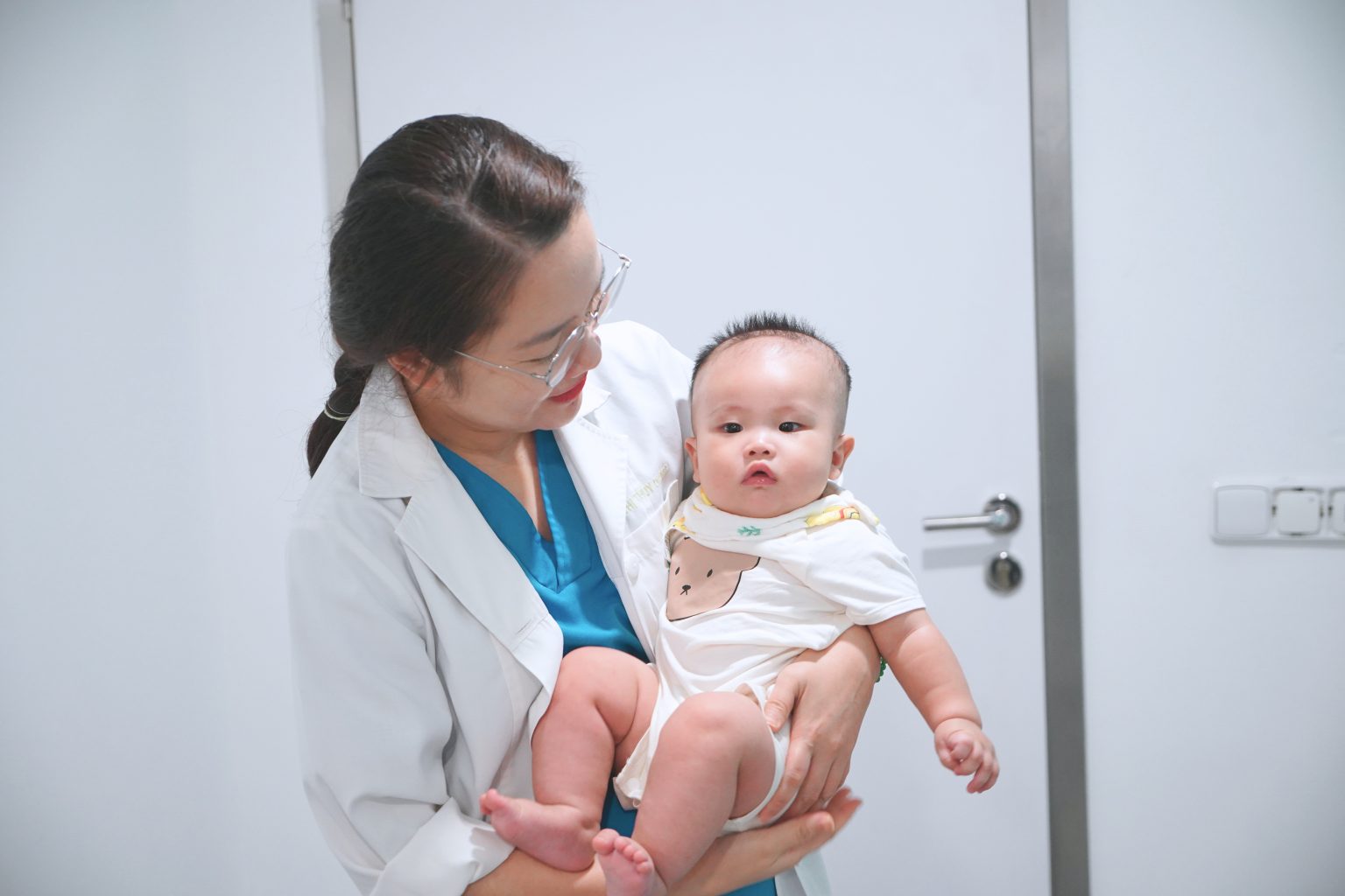 Em bé được sinh ra nhờ chu kỳ IVF thuận lợi kết hợp phẫu thuật lấy tinh trùng từ mào tinh