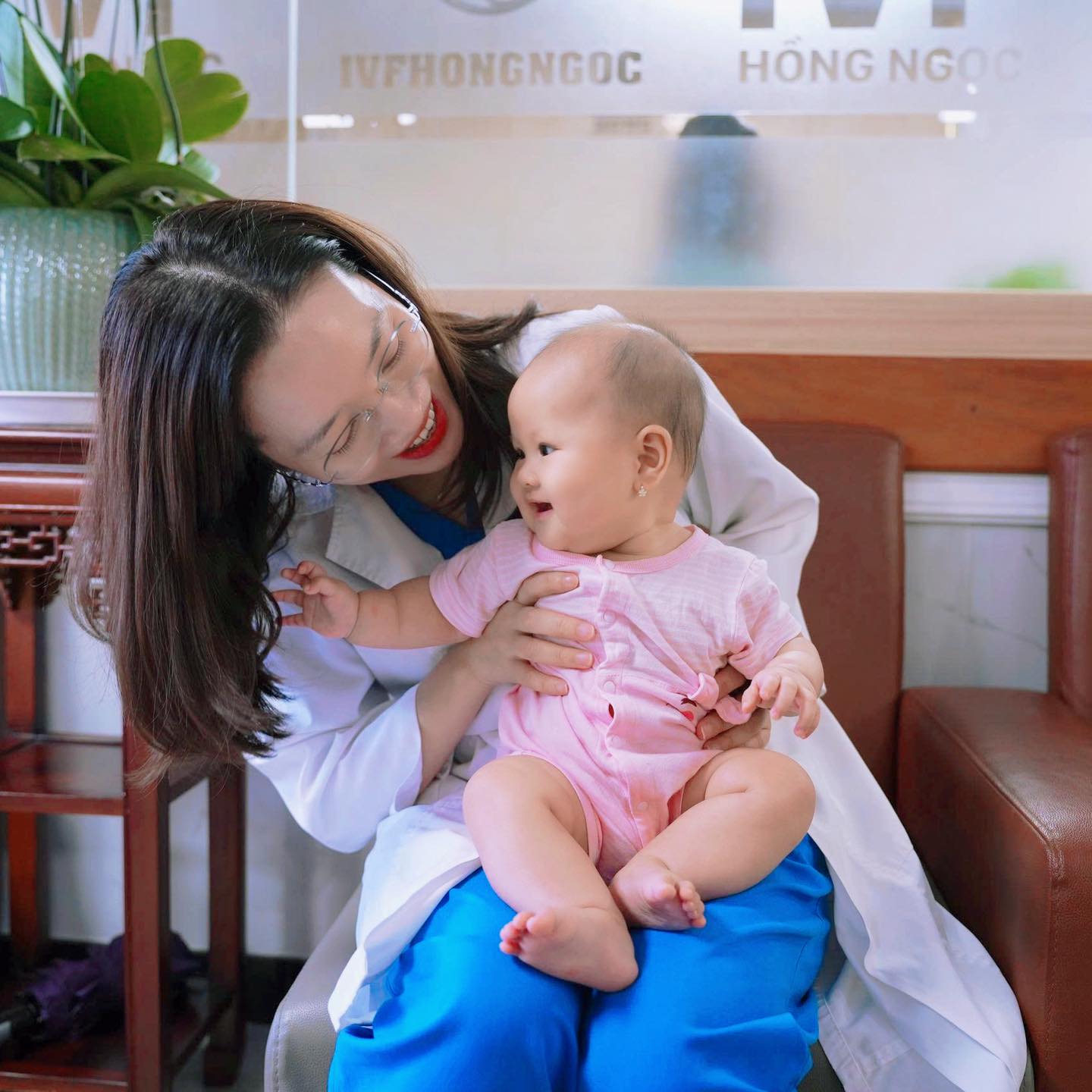 1. Bế bé 6 - Copy