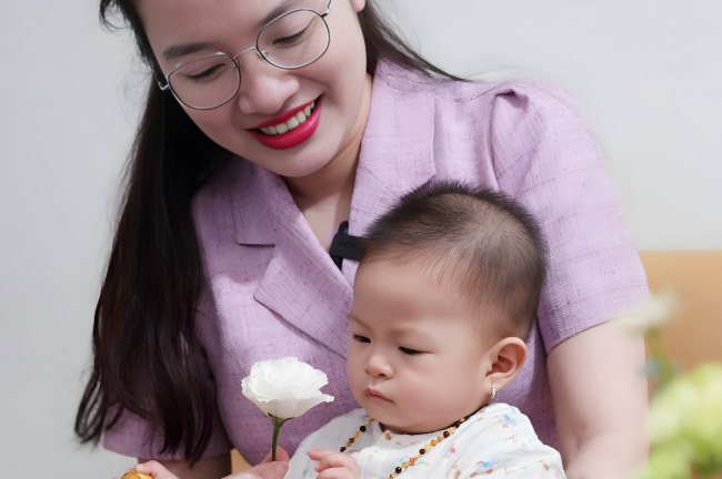 Bác sĩ Phạm Thị Thùy Dương (Giám đốc Trung tâm Hỗ trợ sinh sản IVF Hồng Ngọc) luôn đồng hành cùng chị Linh