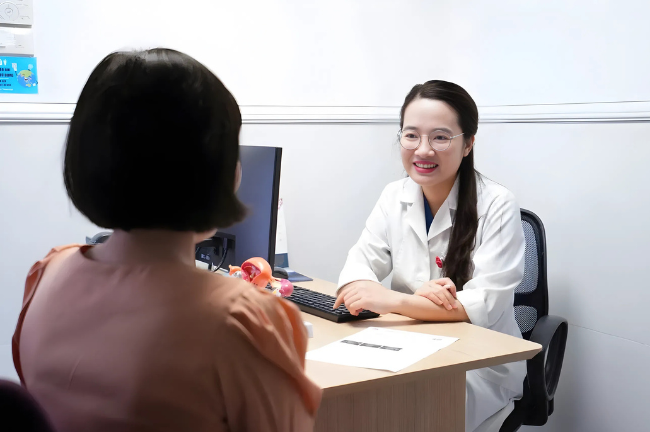 Bác sĩ Phạm Thị Thùy Dương luôn là người đồng hành bền bỉ cùng các bà mẹ trên hành trình tìm kiếm tiếng cười con trẻ.