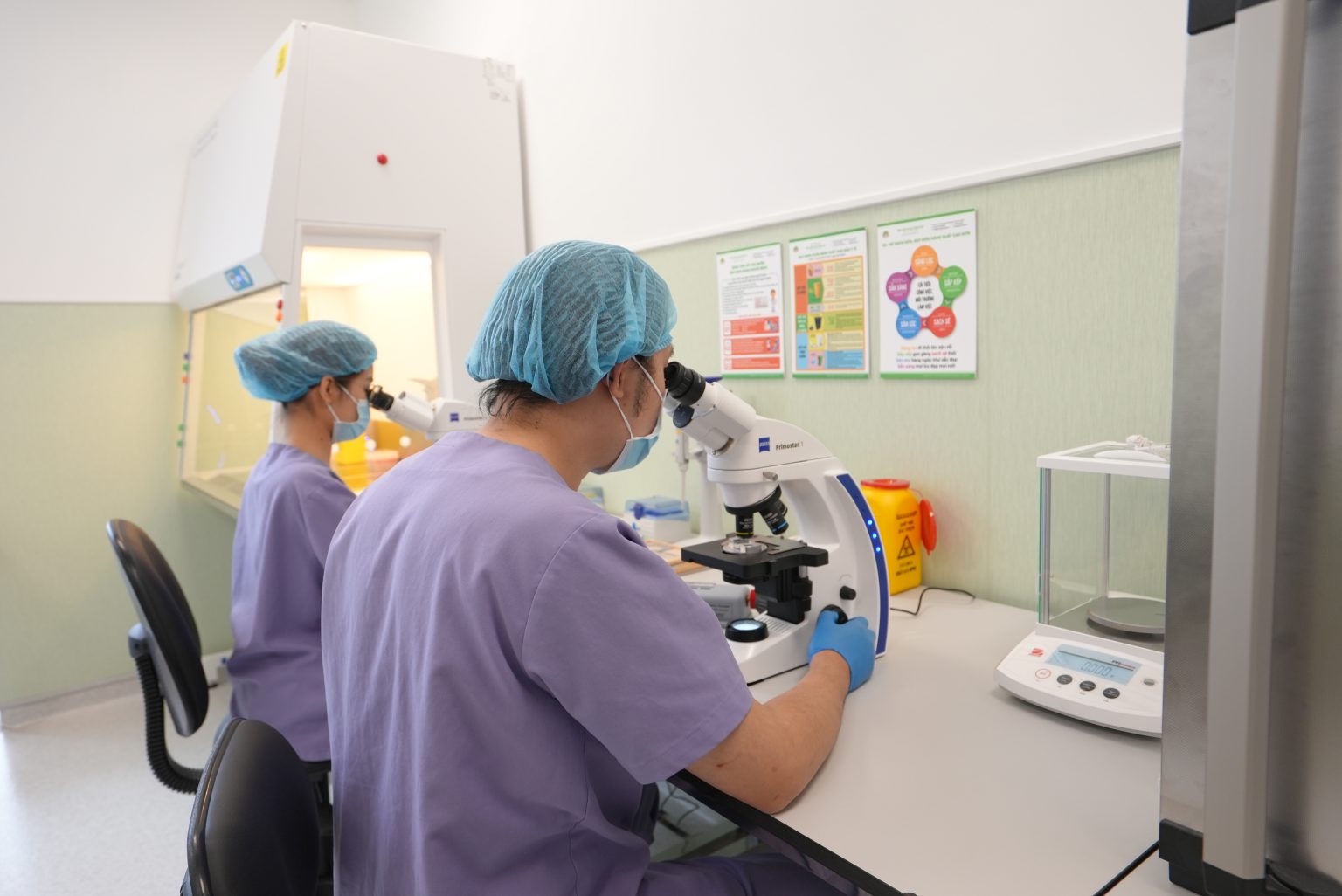 Tinh trùng sẽ được lọc rửa trong phòng thí nghiệm giúp sàng lọc và loại bỏ các thành phần khác của tinh dịch, những tinh trùng yếu, dị tật, độ di động kém…