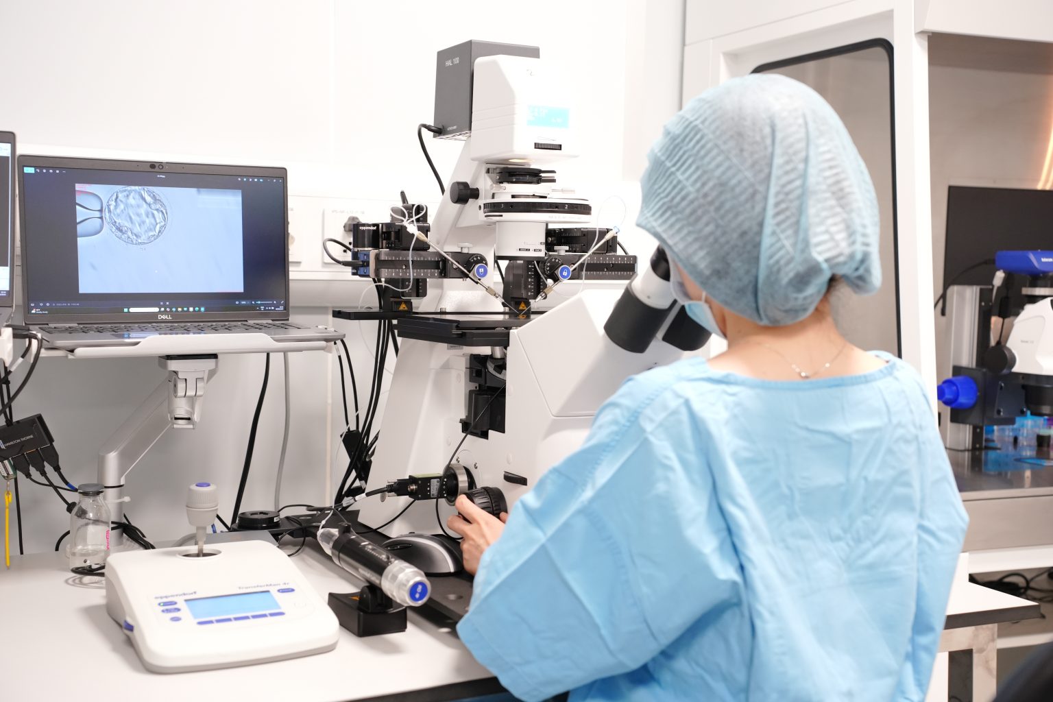 Chuyên viên thực hiện kỹ thuật sinh thiết phôi