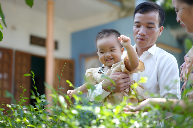 Vợ chồng chị Cúc vỡ òa hạnh phúc khi đón con sau lần chuyển phôi thành công