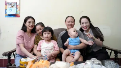 Chị Nga (bế bé trai) cùng gia đình chụp ảnh kỷ niệm bên bác sĩ Thùy Dương (ngoài cùng bên phải).