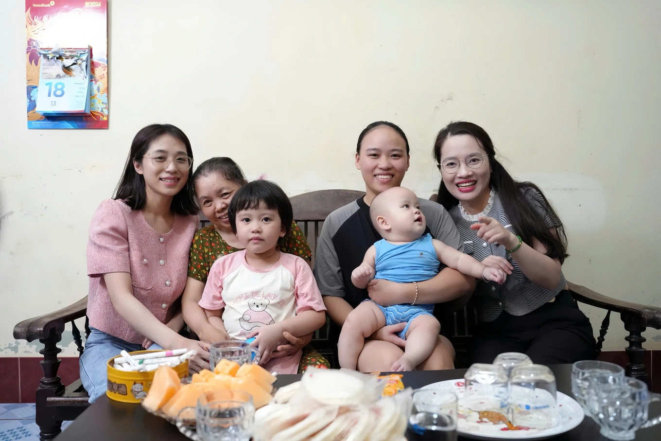 Chị Nga (bế bé trai) cùng gia đình chụp ảnh kỷ niệm bên bác sĩ Thùy Dương (ngoài cùng bên phải).