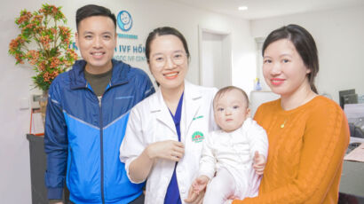 Bác sĩ Dương luôn trở thành người thân đồng hành cùng những cặp vợ chồng hiếm muộn. Ảnh: NVCC