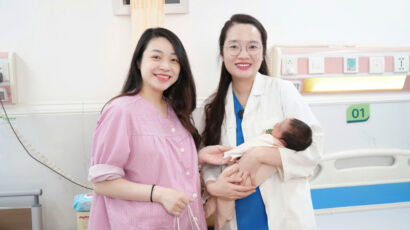 Chị Thảo Nhi chụp ảnh kỷ niệm cùng bác sĩ Thùy Dương sau khi sinh con đầu lòng
