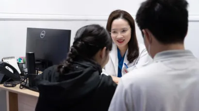 Bác sĩ Phạm Thị Thùy Dương - Trưởng Trung tâm Hỗ trợ sinh sản IVF Hồng Ngọc (Yên Ninh) đang tư vấn cho các vợ chồng hiếm muộn.