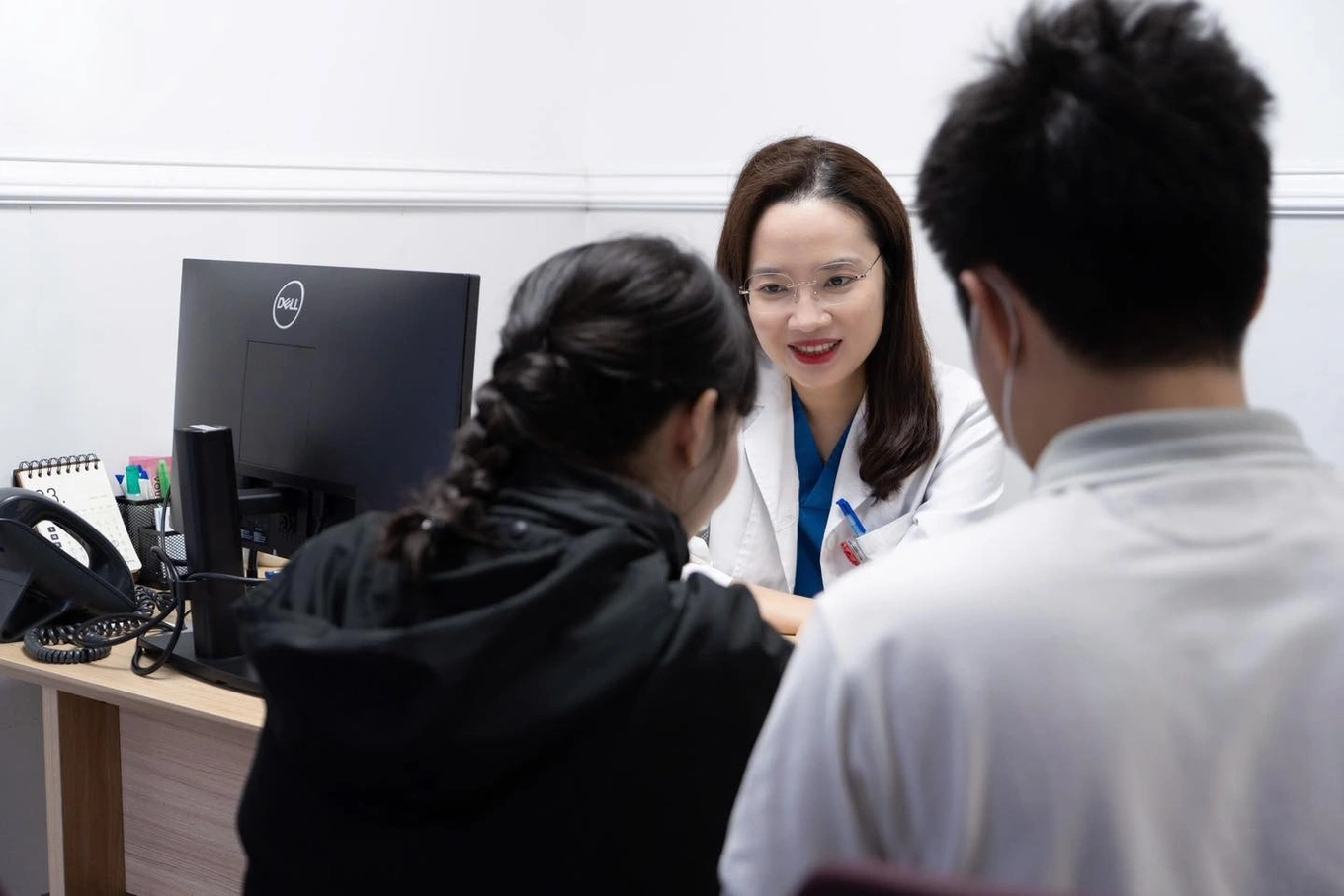 Bác sĩ Phạm Thị Thùy Dương - Trưởng Trung tâm Hỗ trợ sinh sản IVF Hồng Ngọc (Yên Ninh) đang tư vấn cho các vợ chồng hiếm muộn.