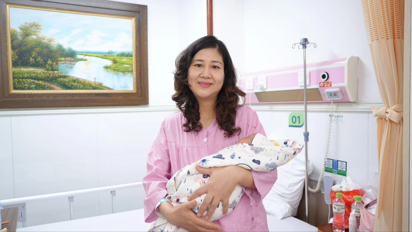 Chị Phùng Thị Hương đón con thành công nhờ Mini IVF.