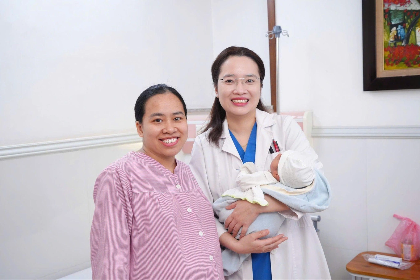 Chị Mai chụp ảnh kỷ niệm cùng bác sĩ Thùy Dương sau khi hạ sinh con đầu lòng.